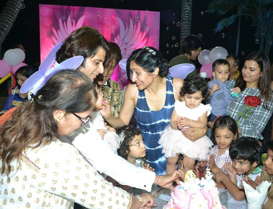 PHOTOS: करणवीर बोहरा ने ऐसे मनाया अपनी बेटियों का पहला बर्थडे