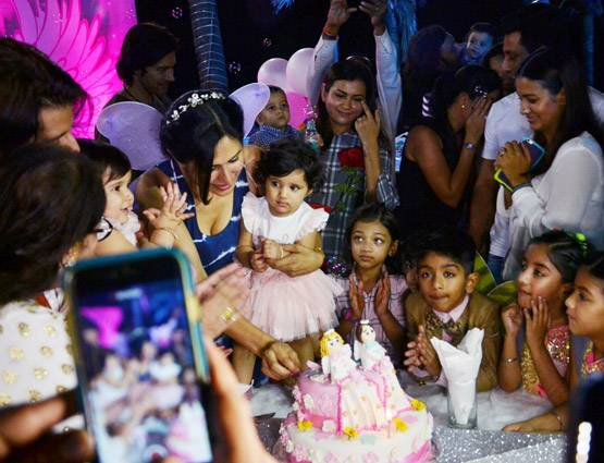 PHOTOS: करणवीर बोहरा ने ऐसे मनाया अपनी बेटियों का पहला बर्थडे