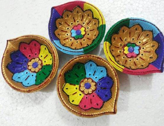 इन 8 टिप्स की मदद से घर में ही बनाएं डिजाइनर दीये