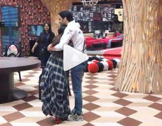 'भाबी' जी को सबसे बड़े 'दुश्मन' ने किया किस, PHOTOS वायरल