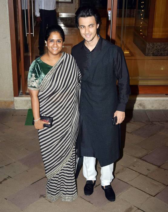 PHOTOS: संजय दत्त की दिवाली पार्टी में आए सलमान खान, दूरियां हुईं खत्म?