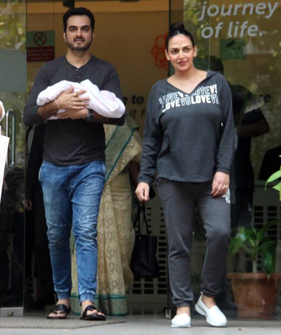 ईशा देओल हॉस्पिटल से हुईं डिस्चार्ज, सामने आईं बेटी की पहली तस्वीरें