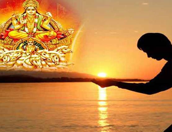 जानिये, घर के आगे क्यों बनाते हैं स्वास्त‍िक