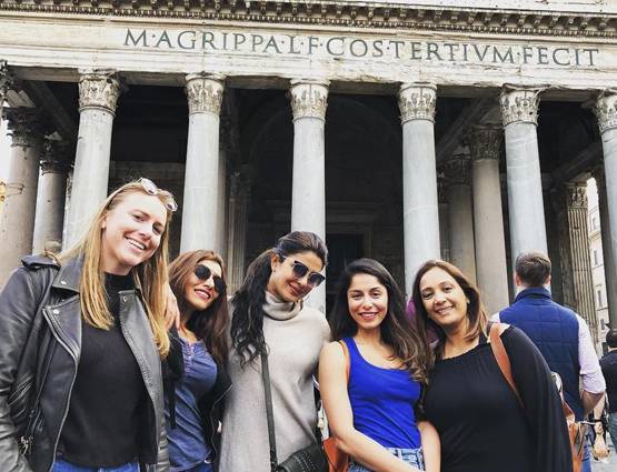 इटली पहुंचकर टूरिस्ट गाइड बन गईं प्रियंका, देखें PHOTOS