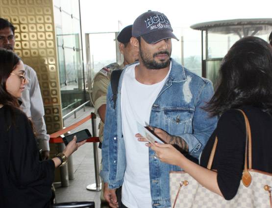 प्रतीक बब्बर की लाइफ में नई लड़की की एंट्री, एयरपोर्ट पर किस करते दिखे