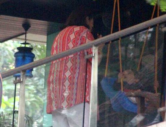 नानी संग मस्ती करते नजर आए तैमूर, देखें क्यूट तस्वीरें