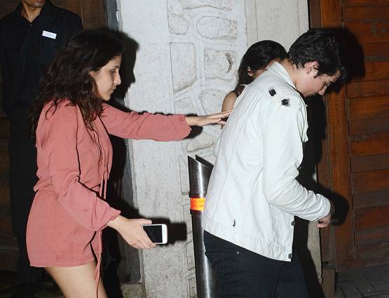 लड़की के साथ थे अक्षय के बेटे, यूं कैमरे से की छिपने की कोशिश