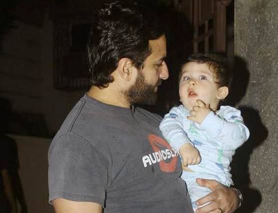 बुआ के बर्थडे पर पापा के साथ कूल मूड में दिखे तैमूर, देखें PHOTOS