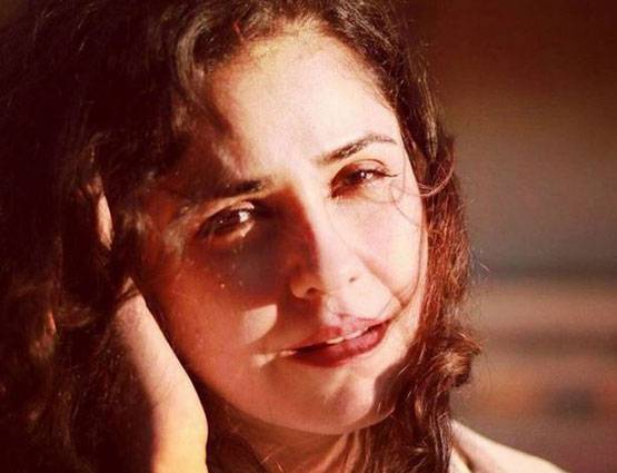 रियल लाइफ में इतनी ग्लैमरस हैं जायरा वसीम की ऑनस्क्रीन मां