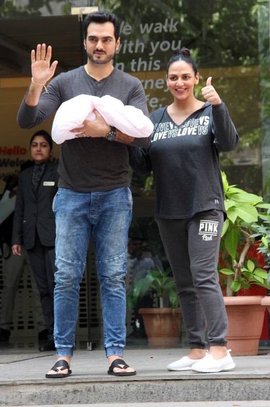 ईशा देओल हॉस्पिटल से हुईं डिस्चार्ज, सामने आईं बेटी की पहली तस्वीरें