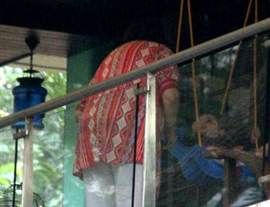 नानी संग मस्ती करते नजर आए तैमूर, देखें क्यूट तस्वीरें