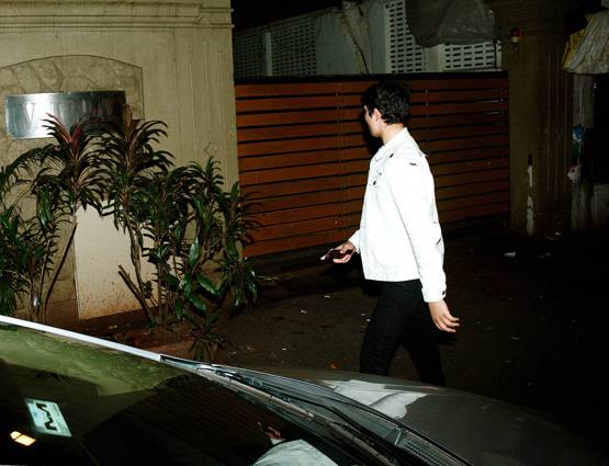 लड़की के साथ थे अक्षय के बेटे, यूं कैमरे से की छिपने की कोशिश