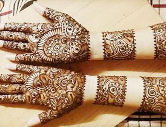करवा चौथ पर बनाना हैं अपनी मेहंदी को खास, तो लगाएं यह डिजाइन