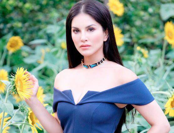 सनी लियोनी की बैकलेस गाउन फोटो वायरल, फैशनसेंस की तारीफ