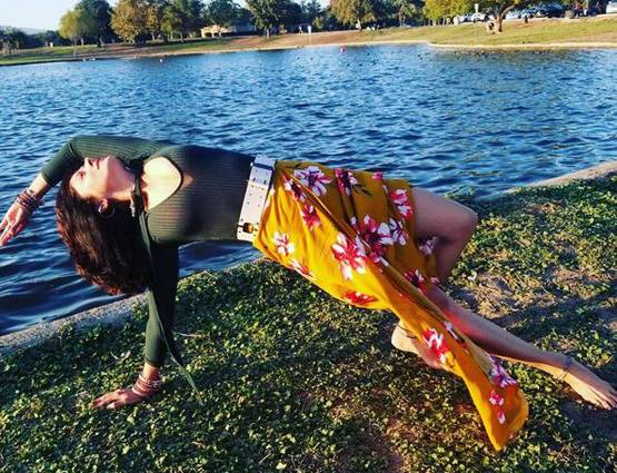 पूजा बत्रा का बिकिनी योग, हॉट योगा के साथ ऐसा है हेल्दी रूटीन