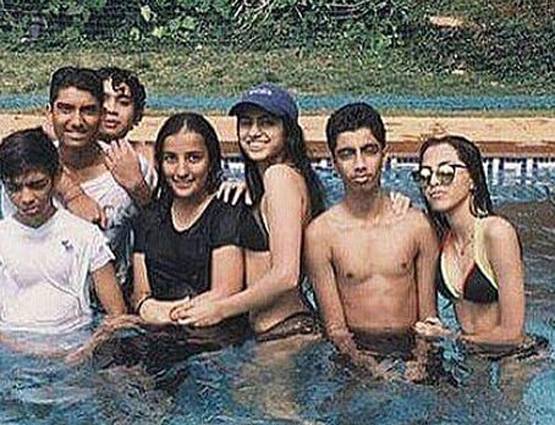 BLACK BIKINI में दिखीं श्रीदेवी की छोटी बेटी, फोटोज हुईं वायरल