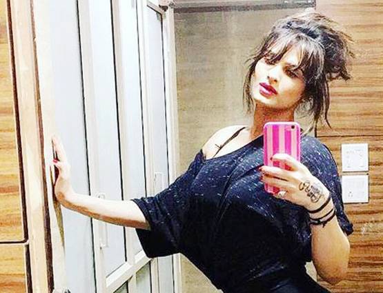 लड़के से लड़की बनी ये मॉडल, बोली- बिकिनी में देख घरवाले क्या कहेंगे?