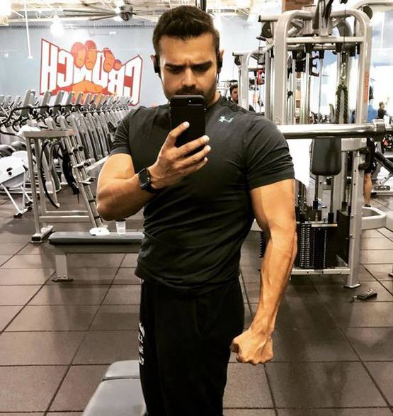 एडल्ट स्टार के साथ दिखे मिथुन चक्रवर्ती के बेटे, Photo वायरल