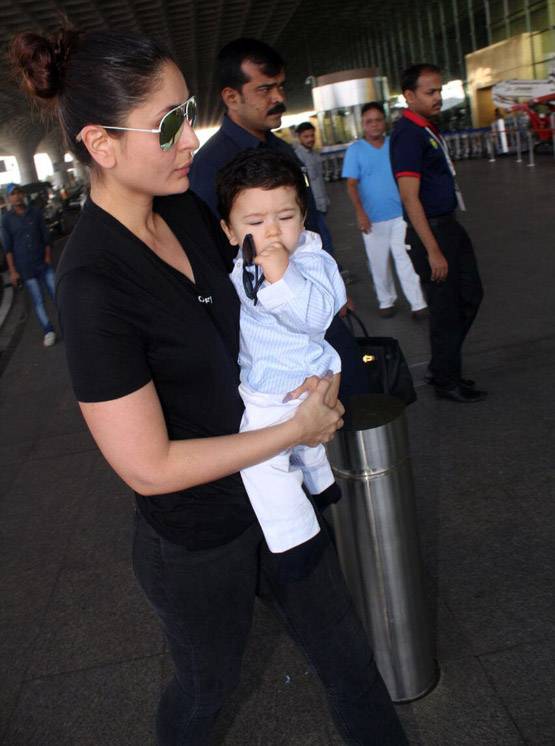 MOMMY करीना की गोद में खेलते दिखे तैमूर, PHOTOS वायरल