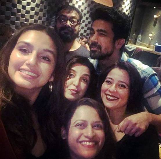 DIWALI PARTY: शाहरुख के घर सितारों का जमवाड़ा, नहीं दिखीं गौरी