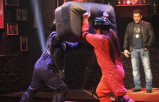 BIGG BOSS: सुल्तानी अखाड़े में भिड़ीं शिल्पा शिंदे और अर्शी खान