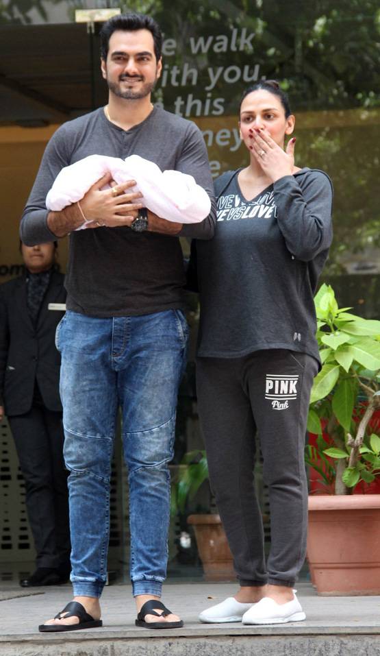 ईशा देओल हॉस्पिटल से हुईं डिस्चार्ज, सामने आईं बेटी की पहली तस्वीरें