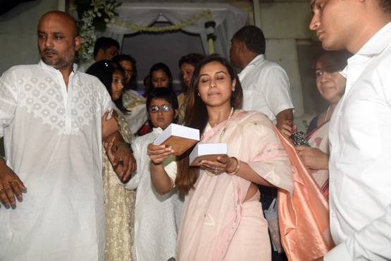 रानी मुखर्जी के पिता की Prayer Meet में नजर आईं उर्मिला मातोंडकर