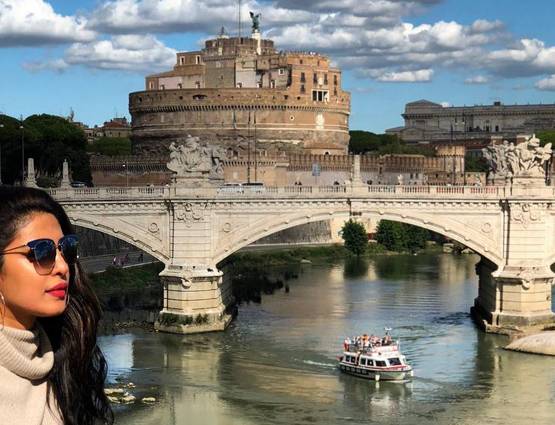 इटली पहुंचकर टूरिस्ट गाइड बन गईं प्रियंका, देखें PHOTOS