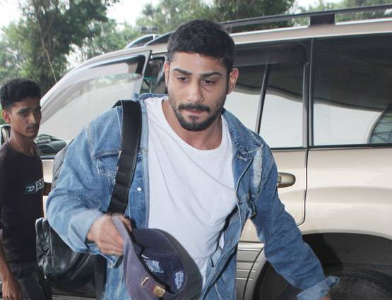 प्रतीक बब्बर की लाइफ में नई लड़की की एंट्री, एयरपोर्ट पर किस करते दिखे