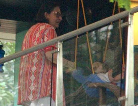 नानी संग मस्ती करते नजर आए तैमूर, देखें क्यूट तस्वीरें