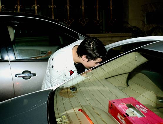 लड़की के साथ थे अक्षय के बेटे, यूं कैमरे से की छिपने की कोशिश