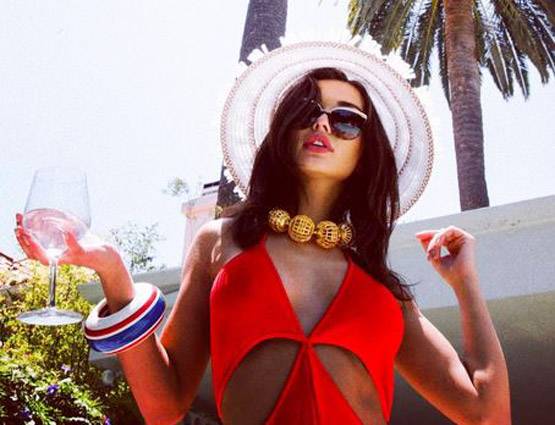 TOWEL लुक में नजर आई रजनीकांत की फिल्म की ये एक्ट्रेस, PHOTOS वायरल