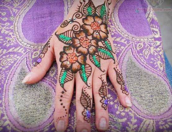 करवा चौथ पर बनाना हैं अपनी मेहंदी को खास, तो लगाएं यह डिजाइन