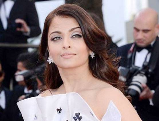 काफी बदली-बदली नजर आ रही हैं ऐश्वर्या, दिवाली पूजा की फोटो वायरल