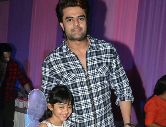 PHOTOS: करणवीर बोहरा ने ऐसे मनाया अपनी बेटियों का पहला बर्थडे