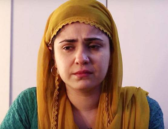 रियल लाइफ में इतनी ग्लैमरस हैं जायरा वसीम की ऑनस्क्रीन मां