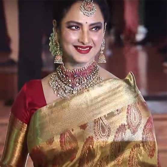 रेखा को मिला है एजलेस ब्यूटी का खिताब, क्या आप जानते हैं उनकी खूबसूरती के पीछे का ये राज...