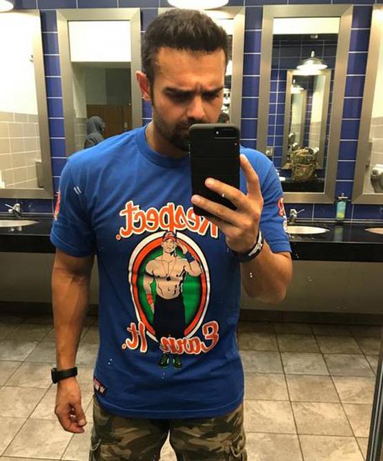 एडल्ट स्टार के साथ दिखे मिथुन चक्रवर्ती के बेटे, Photo वायरल