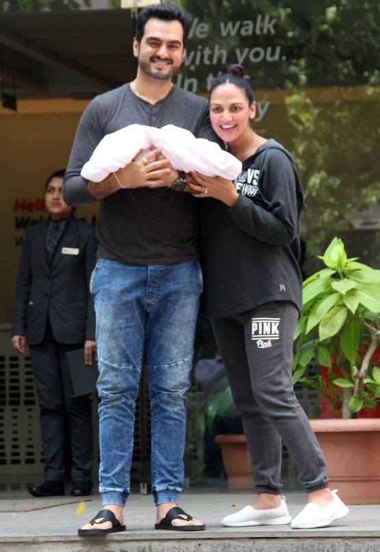 ईशा देओल हॉस्पिटल से हुईं डिस्चार्ज, सामने आईं बेटी की पहली तस्वीरें