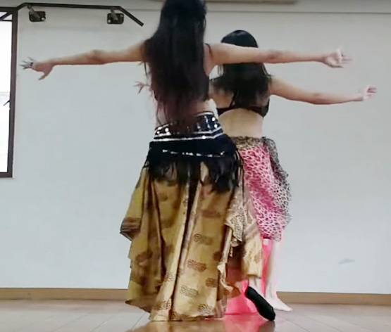 'मेरे रश्‍के कमर' पर दो लड़कियों का कमाल, हिट हुआ डांस वीडियो