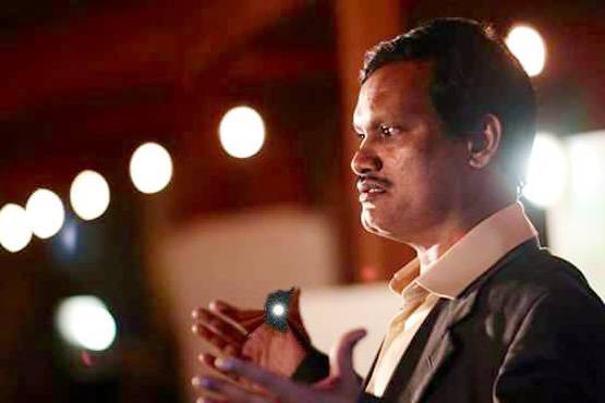 ये है असली 'पैडमैन' की कहानी, कभी खुद सेनेटरी नैपकिन पहन घूमते थे