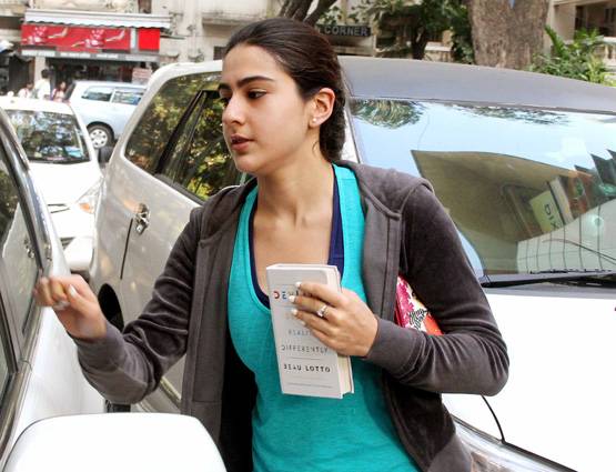 हाथ में किताब लेकर जिम के बाहर दिखीं सारा अली खान, देखें PHOTOS