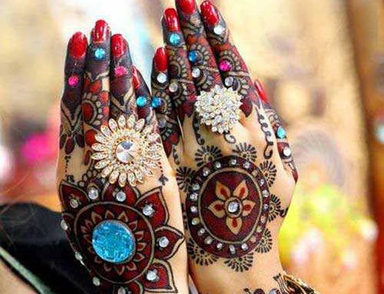 करवा चौथ पर बनाना हैं अपनी मेहंदी को खास, तो लगाएं यह डिजाइन