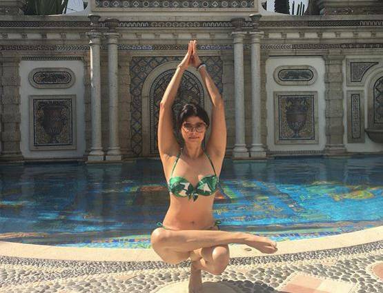 पूजा बत्रा का बिकिनी योग, हॉट योगा के साथ ऐसा है हेल्दी रूटीन