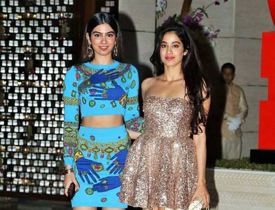 BLACK BIKINI में दिखीं श्रीदेवी की छोटी बेटी, फोटोज हुईं वायरल