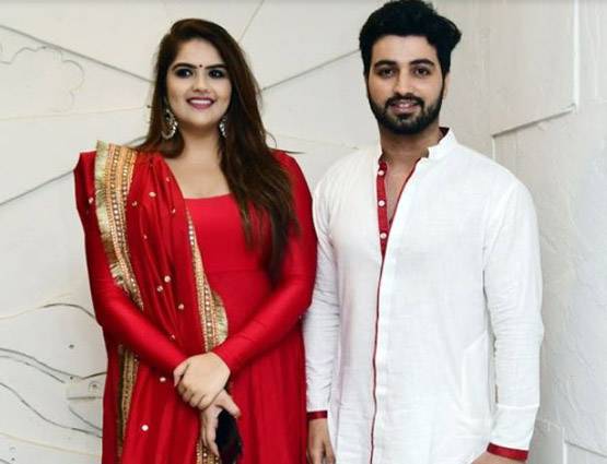 दिवाली पार्टी में फिट दिखीं दिव्यांका, विवेक का दिखा अलग अंदाज