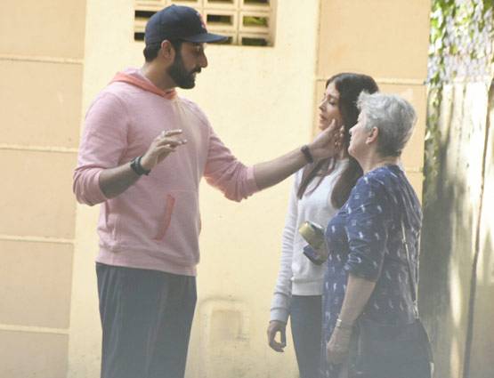 मां की बिल्डिंग में लगी आग तो पति संग ऐसे दौड़कर आईं ऐश्वर्या राय