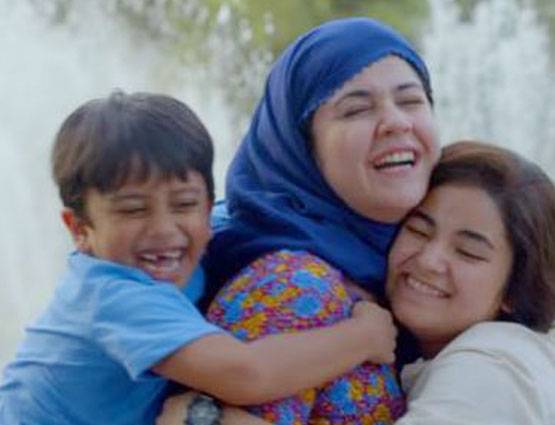 रियल लाइफ में इतनी ग्लैमरस हैं जायरा वसीम की ऑनस्क्रीन मां