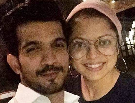 अर्जुन की बर्थ डे पार्टी में RED DRESS में पहुंचीं मौनी, लुक हुआ वायरल