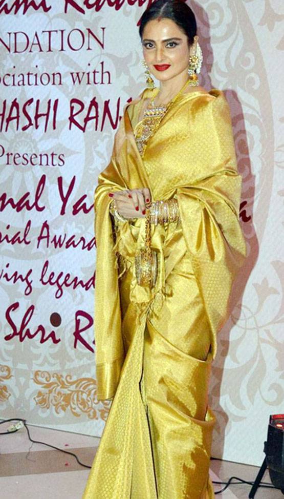 पिता ने कभी नहीं दिया अपना नाम, रहस्य से कम नहीं है रेखा का जीवन